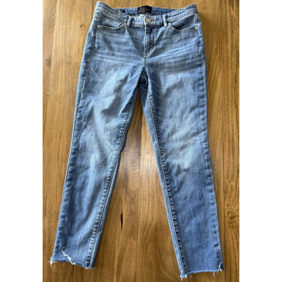 WHBM Jeans Women’s Size 4 Light Wash Mid-Rise Girlfriend Soft Frayed capri - Picture 2 of 4